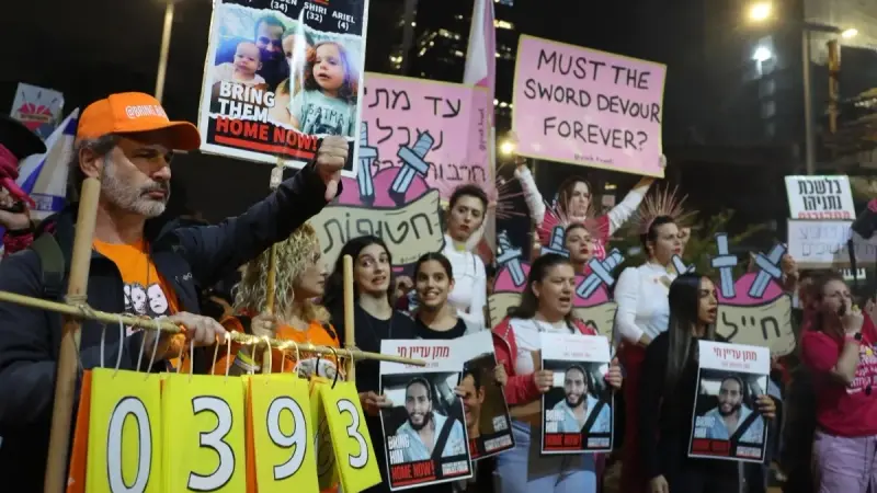 أهالي أسرى في إسرائيل يطالبون بإعادة ذويهم ووقف الحرب في غزة