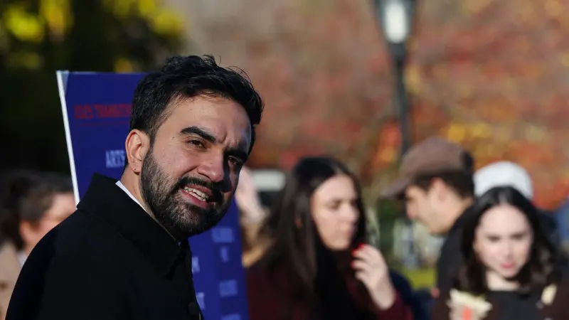 فيديو - عمدة نيويورك يتابع كأس إفريقيا على مائدة مغربية