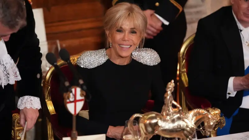 "كانت رجلًا".. القضاء الفرنسي يُفاقم "مصائب" بريجيت ماكرون