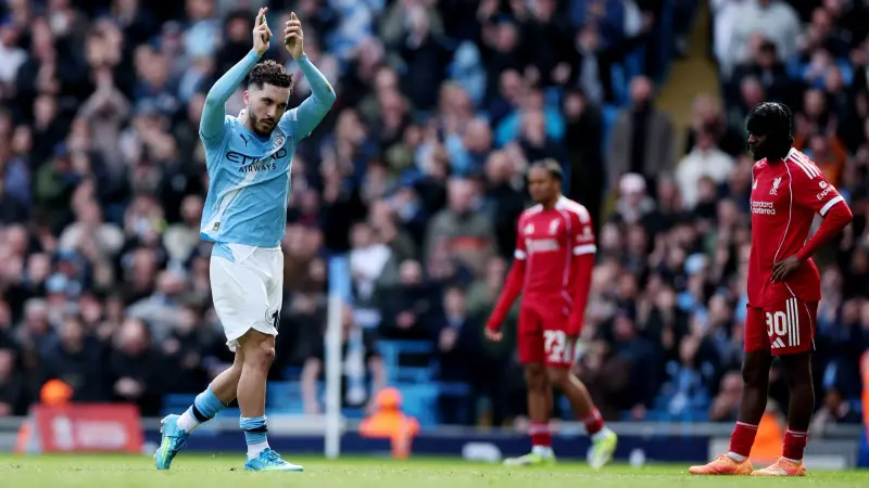 فيديو - موقف محرج.. ريان شرقي يعتذر بعد تبادل القمصان المبكر مع هوغو إيكتيكي