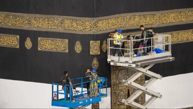 مكة.. الانتهاء من رفع كسوة الكعبة