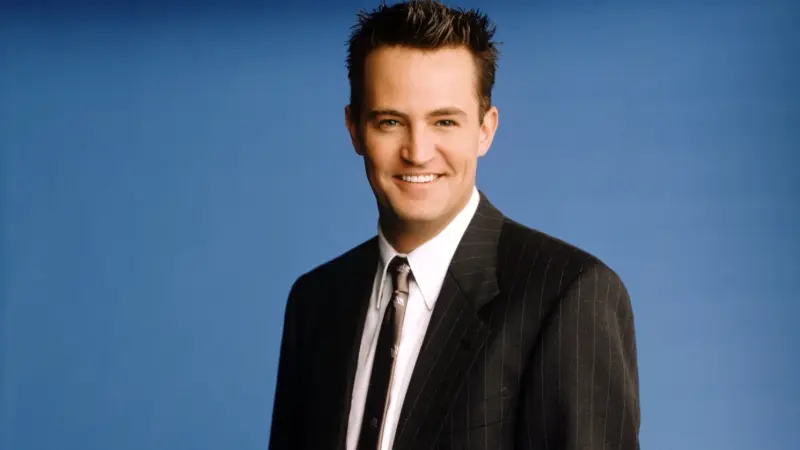 تفاصيل جديدة حول وفاة نجم "فريندز".. من المتهم؟