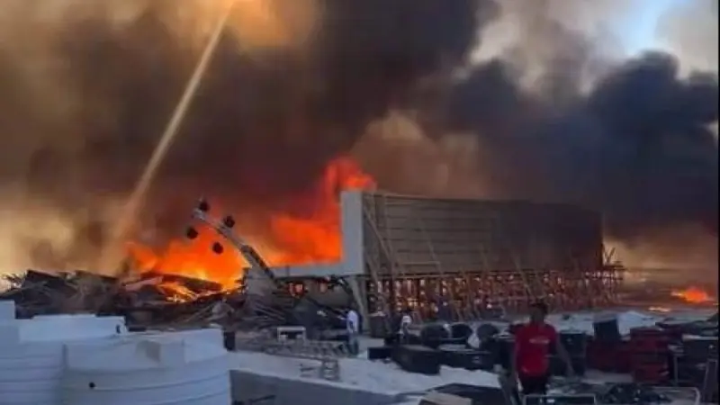 فيديو - ما سبب حريق الساحل الشمالي؟ النيران التهمت مسرحا غنائيا