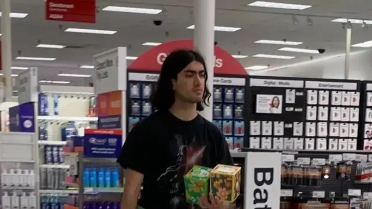 صور - اشترى لعبة.. أول ظهور لابن مايكل جاكسون بعد تعرضه للسخرية