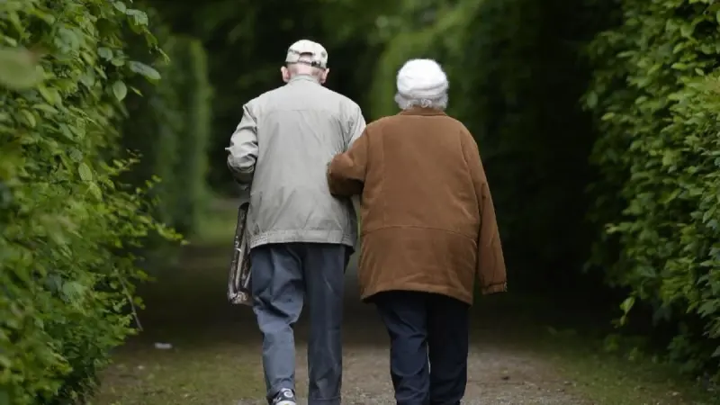 لماذا تعمّر النساء أكثر من الرجال؟