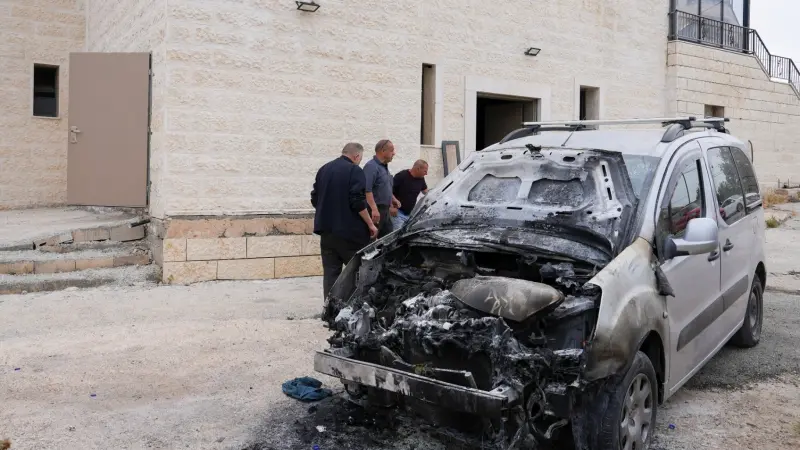 صور - مستوطنون يشعلون النار في مسجد ومركبات بالضفة الغربية