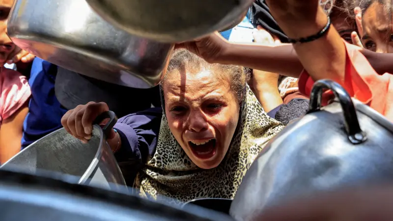 صور وفيديو - مجاعة غزة.. استبدال الحليب بالأعشاب لتغذية الرضّع