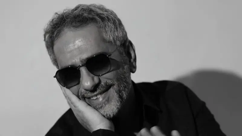 فيديو - لهذا السبب رفض فضل شاكر نزع نظارته في المحكمة