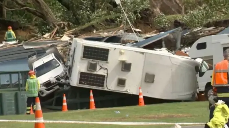 فيديو - انهيار أرضي هائل في نيوزيلندا يوقع عددا من الضحايا