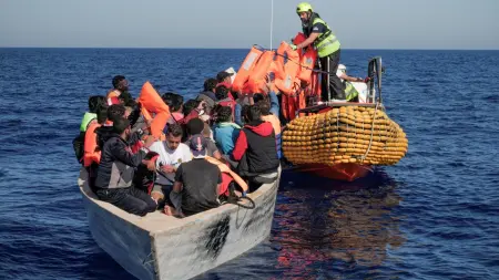 انتشال 11 جثة لمهاجرين كانوا يحاولون الوصول إلى إيطاليا