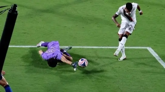 ياسين بونو يرفض دور البديل.. و4 أندية أوروبية تراقب موقفه مع الهلال