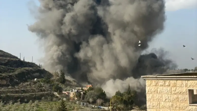 فيديو - قتيل وإصابات.. إسرائيل تشن غارات على جنوب لبنان