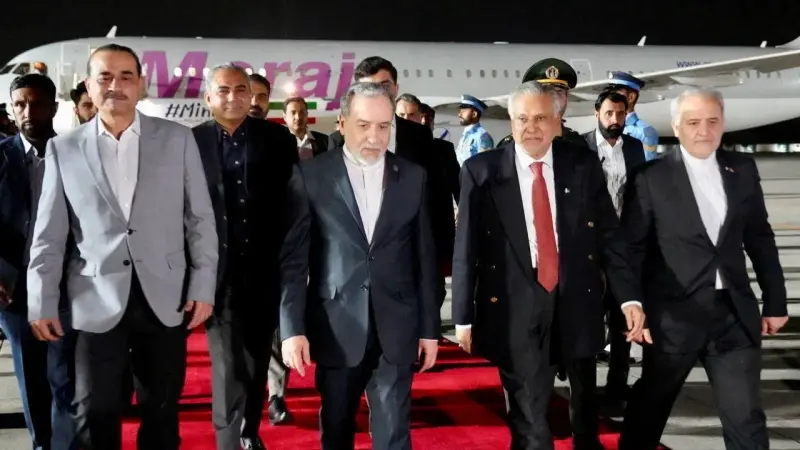 وزير خارجية إيران يعود إلى باكستان بعد زيارة مسقط