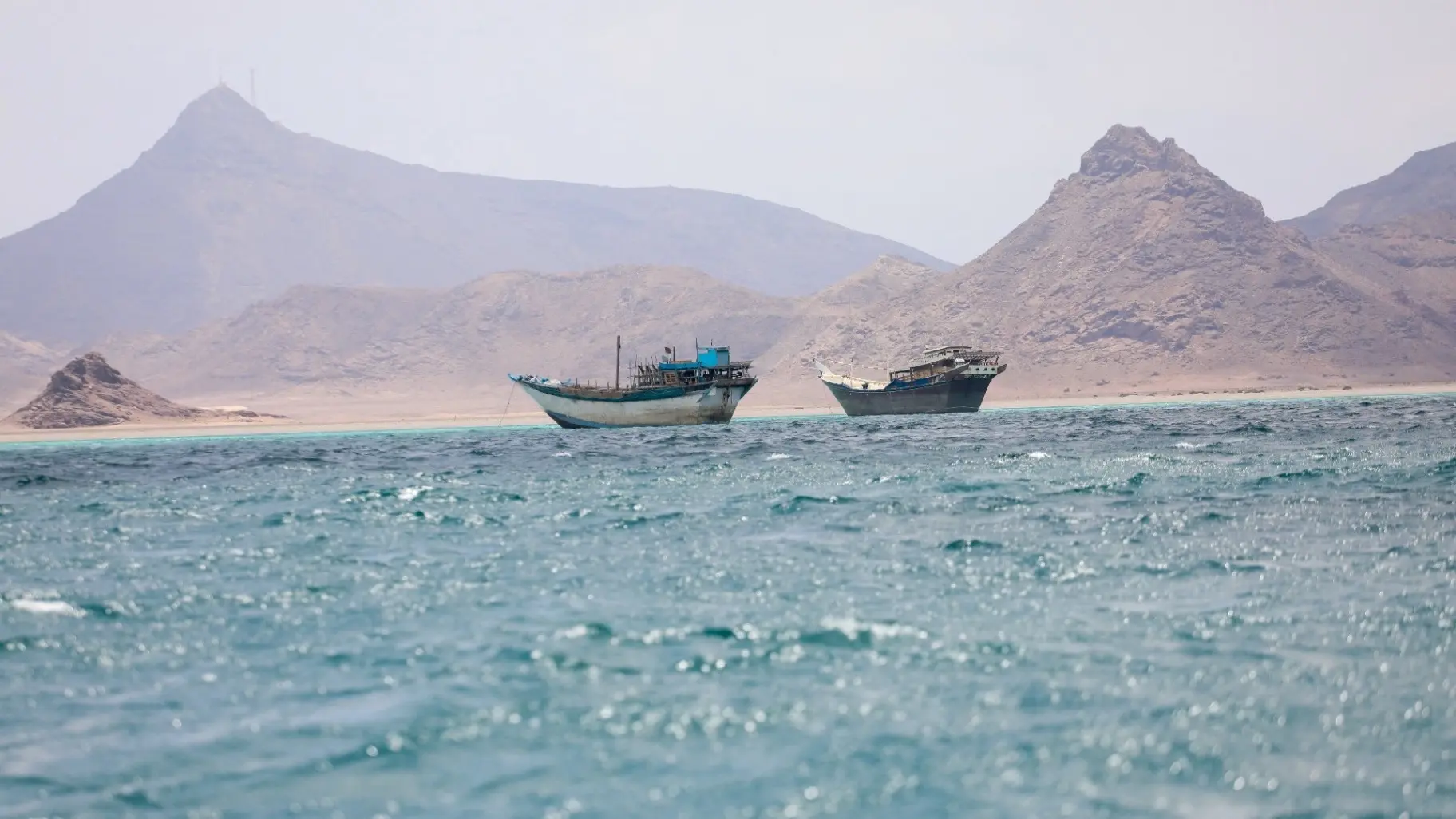 إيران طلبت من "الحوثيين" في اليمن الاستعداد لإغلاق مضيق باب المندب في البحر الأحمر (رويترز) إيران طلبت من "الحوثيين" في اليمن الاستعداد لإغلاق مضيق باب المندب في البحر الأحمر (رويترز)