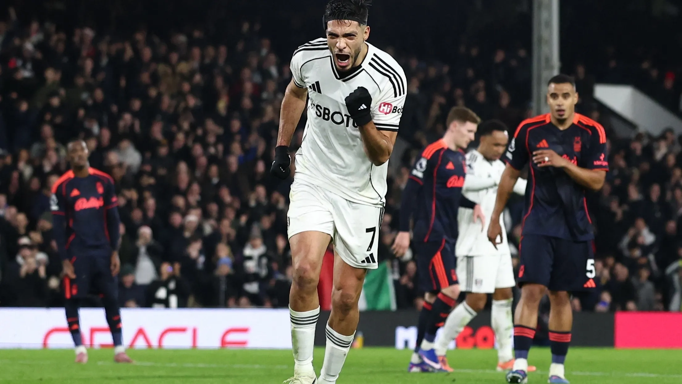 الدوري الإنجليزي - فولهام يرتقي في جدول الترتيب بفوز صعب على نوتنغهام فورست 