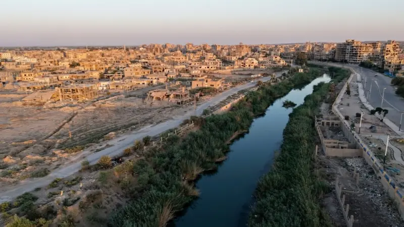 بعد انحسار منسوب الفرات.. إعادة تشغيل 5 محطات مياه بدير الزور