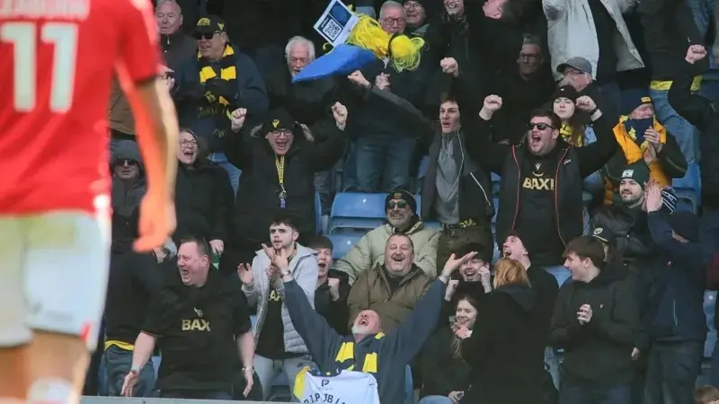 مشجع لفريق إنجليزي يفي بوعد غريب بعد تحدٍ دام لـ675 يومًا.. ما القصة؟