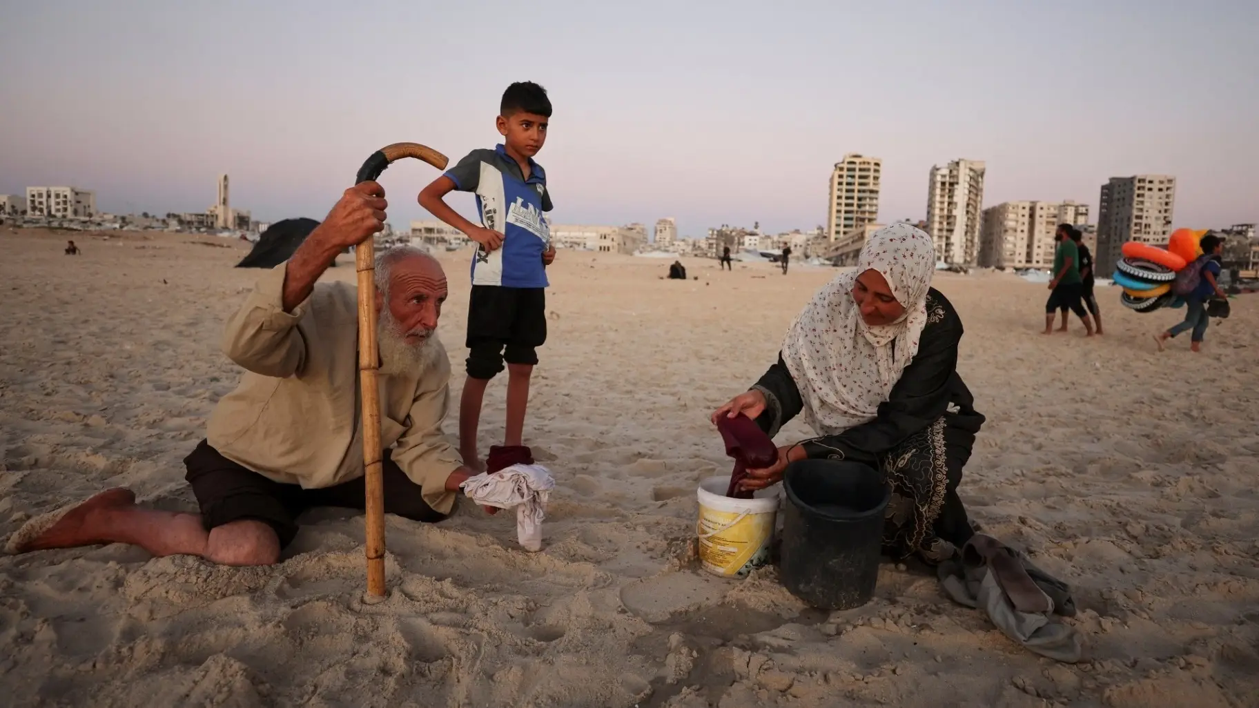 تغادر ابتسام الحلو خيمتها على الساحل في غزة لتبدأ رحلتها اليومية للبحث عن الماء تغادر ابتسام الحلو خيمتها على الساحل في غزة لتبدأ رحلتها اليومية للبحث عن الماء