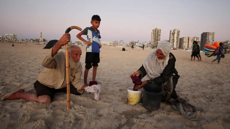 قبل الفجر بحثا عن الماء.. معاناة أم في غزة للبقاء