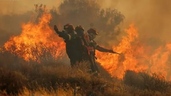 فيديو - حريق قرب أثينا باليونان وإخلاء 3 قرى