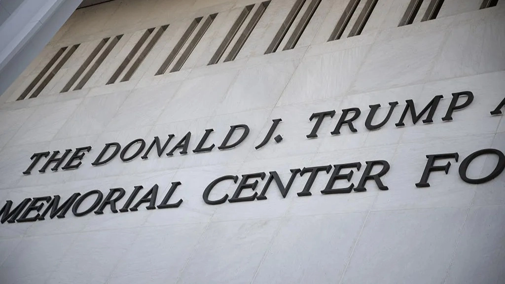 إلغاء عروض بمركز كينيدي بعد إضافة اسم ترامب للمبنى 