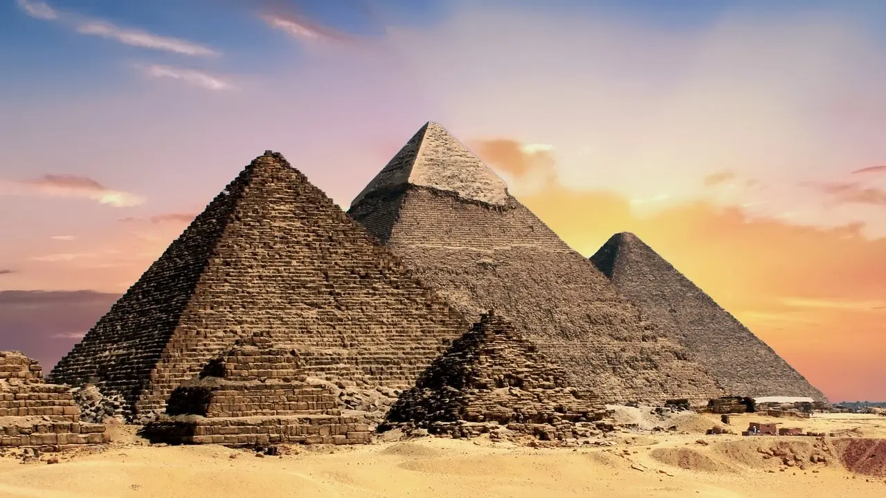 مصر تستعد لإطلاق مشروع تجريبي يتيح لزوار أهرامات الجيزة مشاهدتها من السماء (إكس) مصر تستعد لإطلاق مشروع تجريبي يتيح لزوار أهرامات الجيزة مشاهدتها من السماء (إكس)