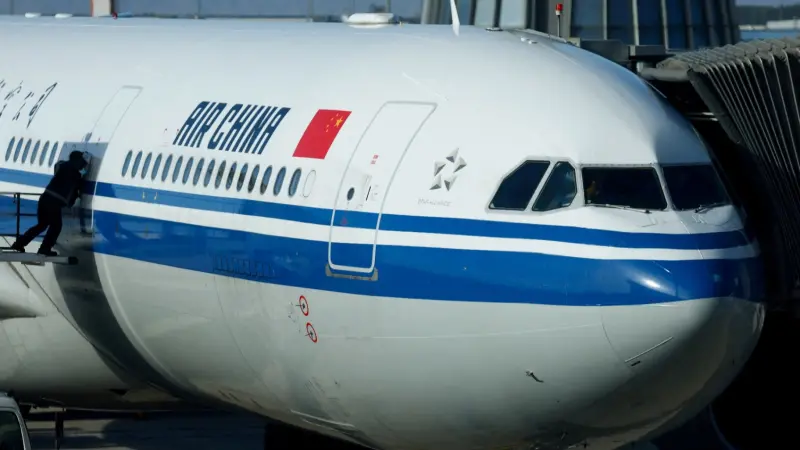 فيديو - اشتعال بطارية يجبر طائرة صينية على هبوط اضطراري