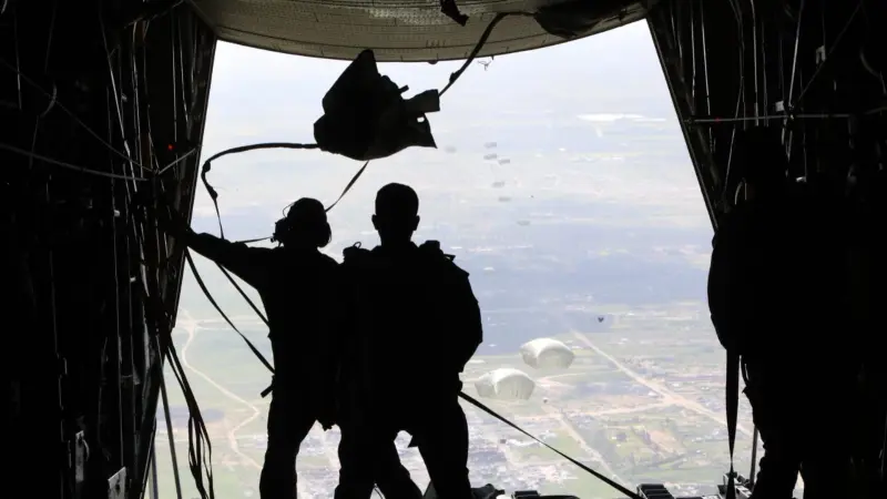 تحالف عربي دولي ينفذ إنزالات جوية لمساعدات إنسانية في غزة