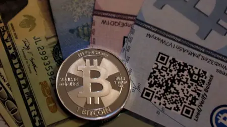 "بيتكوين" تتماسك فوق 74 ألف دولار.. وتقود تحركات الكريبتو بحذر