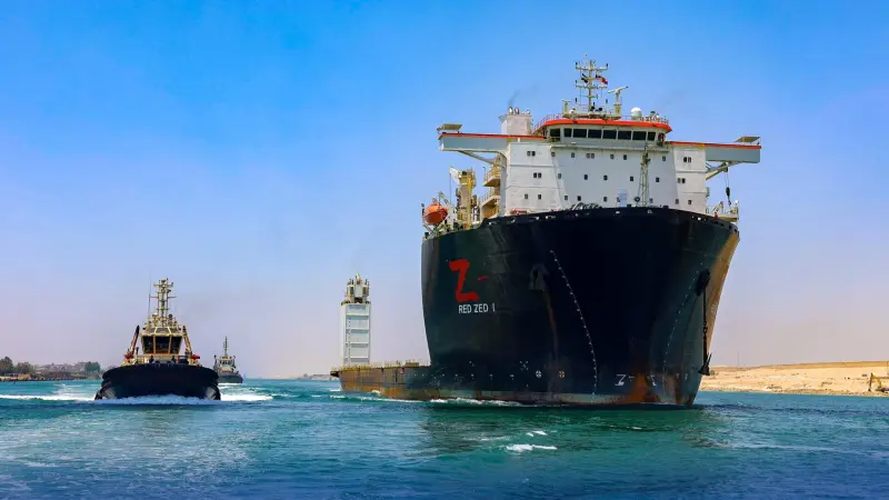 جنوح سفينة في قناة السويس.. بيان رسمي يوضح