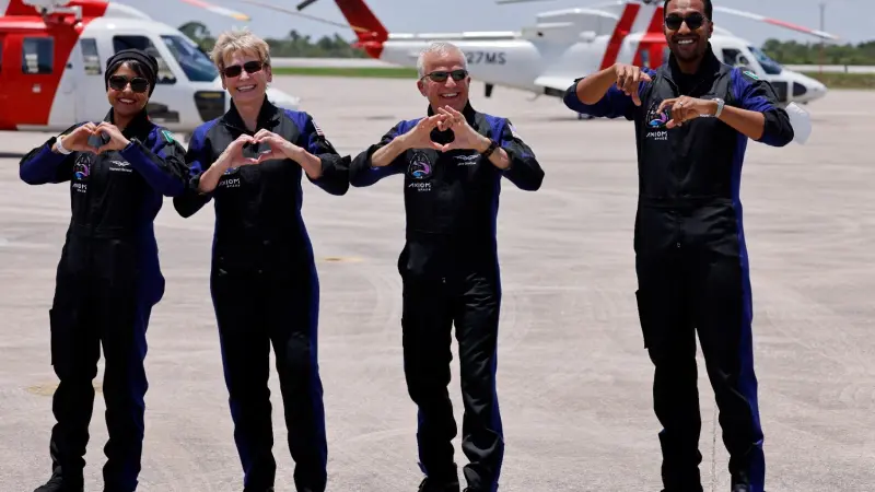 فيديو - اللحظات الأولى لوصول طاقم "كرو دراغون" إلى الأرض