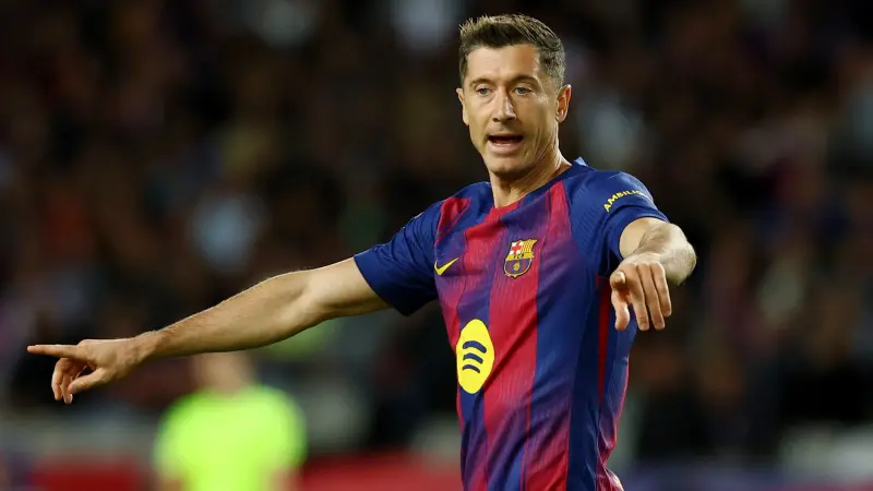 روبيرت ليفاندوفسكي يفكر في الاعتزال بعد الرحيل عن برشلونة