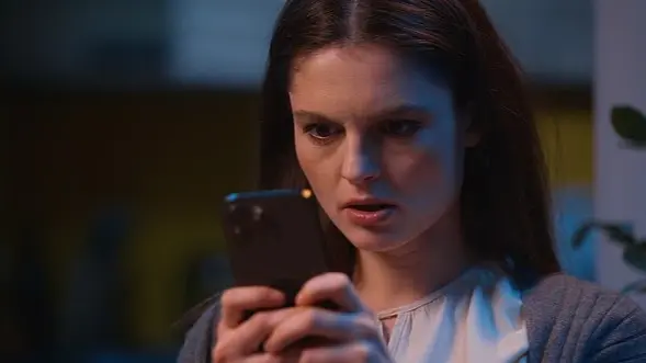 خبيرة تحذر.. رسائلك تكشف أسرارك الخفية