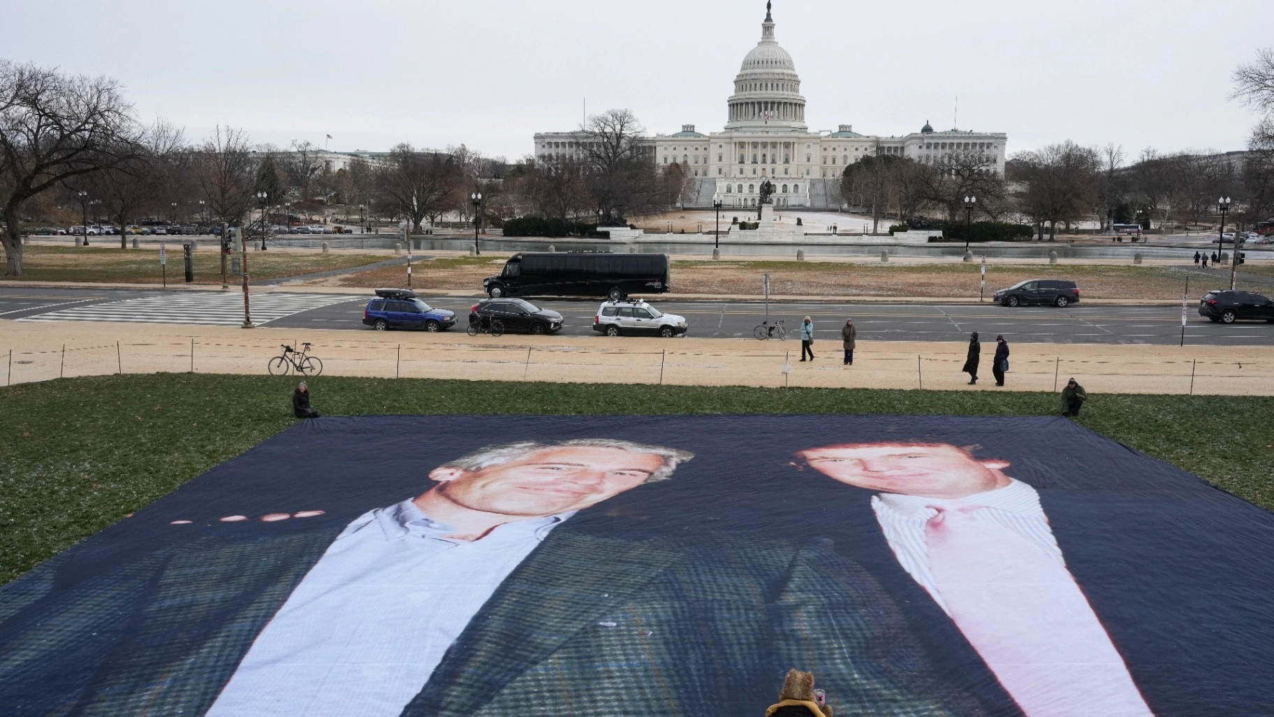 عودة صورة ترامب إلى ملفات إبستين.. وزارة العدل توضح 