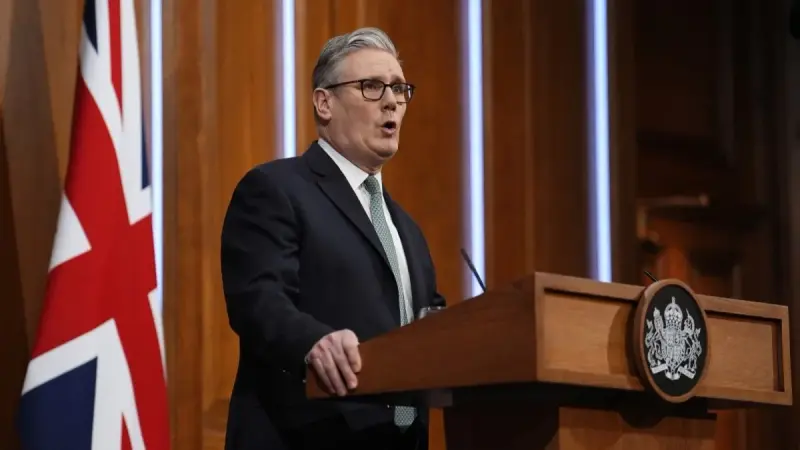 ستارمر يدعو إلى حوار هادئ بشأن رغبة ترامب في السيطرة غرينلاند