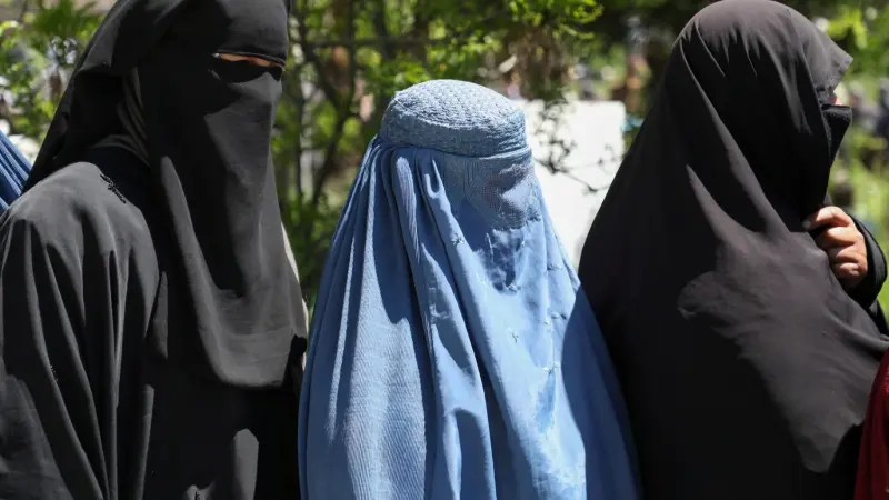 "طالبان" تعتقل عشرات النساء بسبب قواعد اللباس