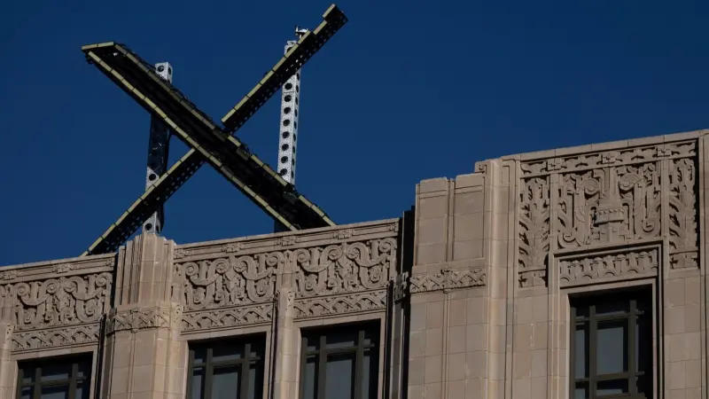 فيديو - بعد شكاوى عدة.. إزالة شعار "إكس" من فوق مقر "تويتر"