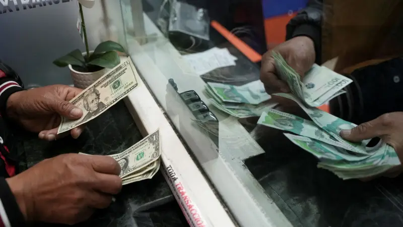 سعر الدولار مقابل الليرة السورية اليوم الاثنين 27/04/2026.. السوق الموازي لا يتوقف