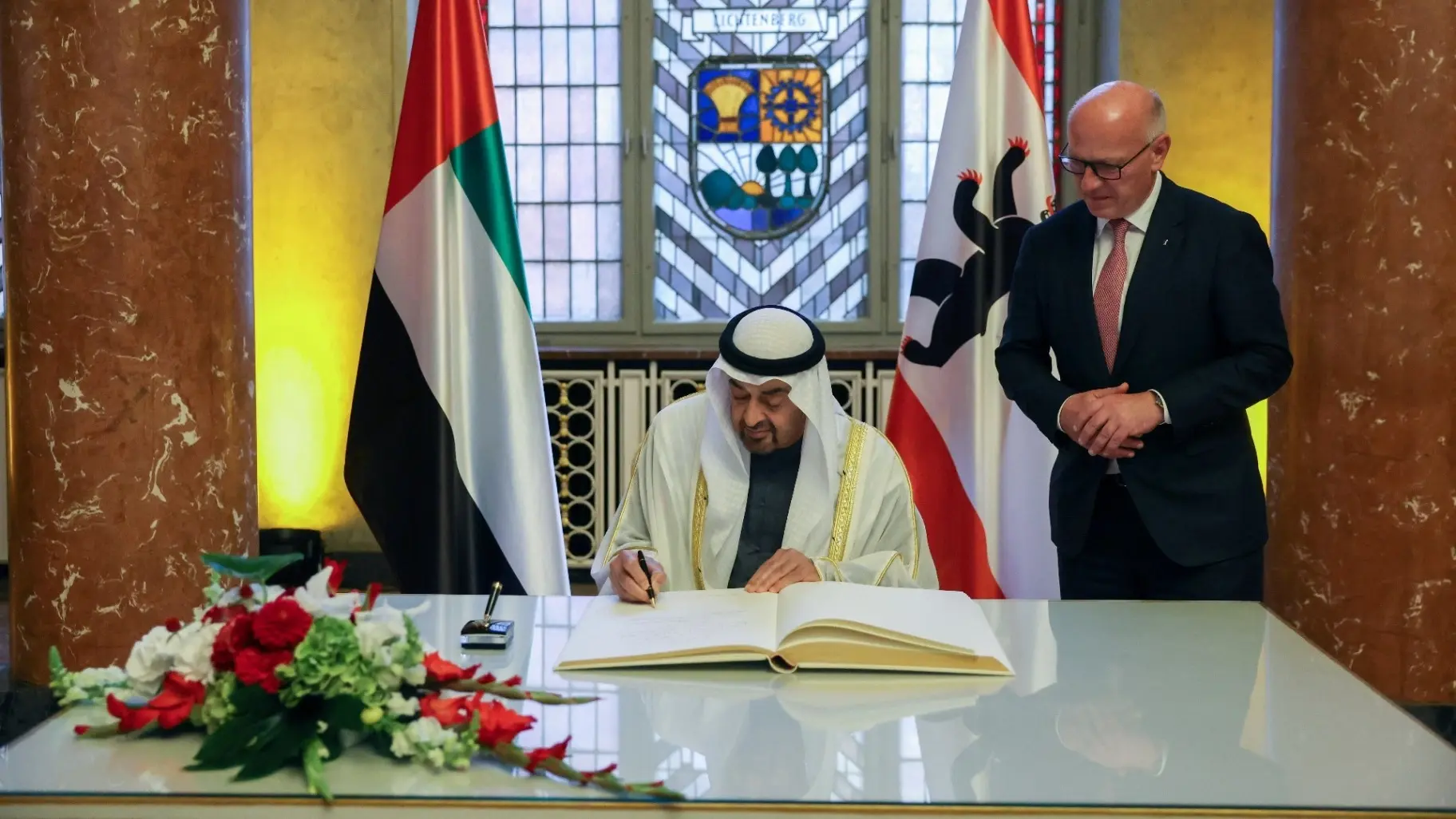 محمد بن زايد وقع على "السجل الذهبي" الخاص بكبار زوار مدينة برلين (رويترز) محمد بن زايد وقع على "السجل الذهبي" الخاص بكبار زوار مدينة برلين (رويترز)
