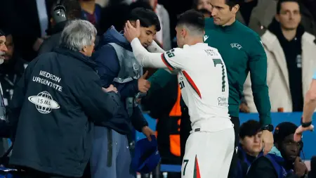 related_news_inside_blogsفيديو - نجا من الطرد.. اعتذار لاعب تشيلسي بيدرو نيتو بعد دفع حامل الكُرات