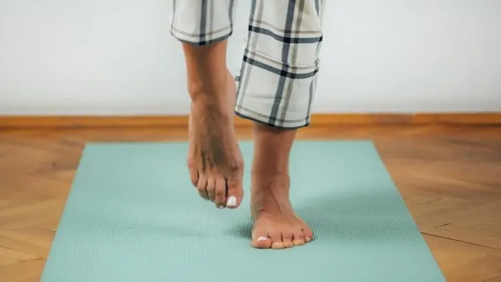 لمن تجاوز الـ50.. ما أهمية المدة التي يمكنك الوقوف فيها على ساق واحدة؟