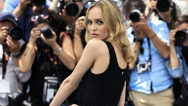 فيديو - ماذا فعلت ابنة جوني ديب "ليلي روز" لتغضب الجمهور في "كان"؟