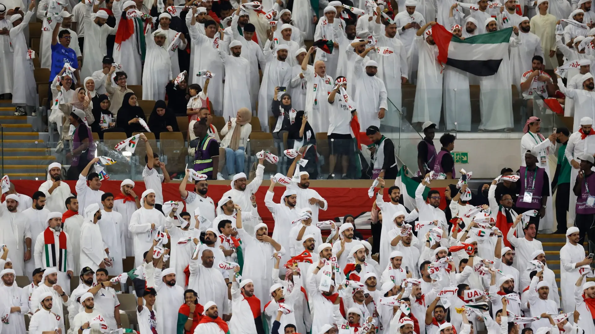 الاتحاد الإماراتي يواصل تقديم الدعم للجماهير (رويترز) الاتحاد الإماراتي يواصل تقديم الدعم للجماهير (رويترز)