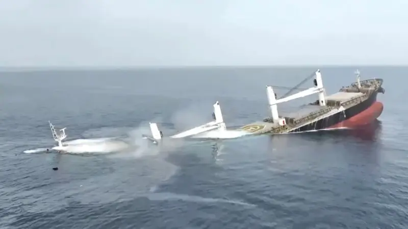 بحار روسي يغادر اليمن بعد أشهر من احتجازه في هجوم لـ"الحوثيين"