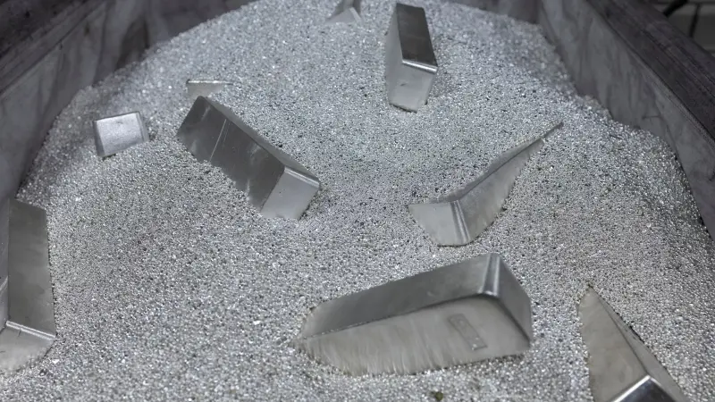 الفضة تخسر أكثر من 2%.. ماذا يحدث في سوق المعدن الأبيض؟