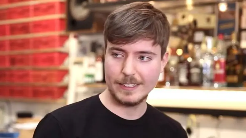 يوتيوبر شهير يشتري بنكا يستهدف جيل الشباب