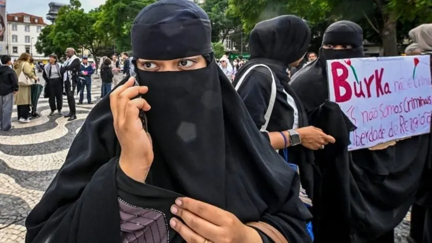 رئيس البرتغال يصدر قانونا يحظر تغطية الوجه في الأماكن العامة (إكس) رئيس البرتغال يصدر قانونا يحظر تغطية الوجه في الأماكن العامة (إكس)