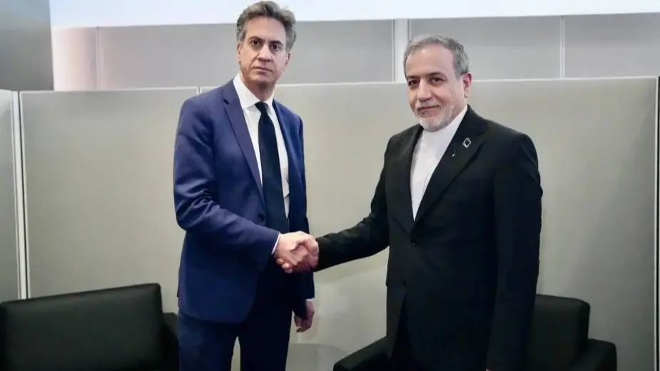 عباس عراقجي يلتقي مع وزير خارجية بريطانيا إد ميليباند (إكس) عباس عراقجي يلتقي مع وزير خارجية بريطانيا إد ميليباند (إكس)