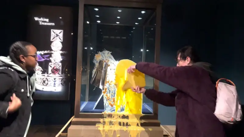 الشرطة البريطانية تعتقل ناشطين بعد رشق زجاج جواهر التاج الإمبراطوري