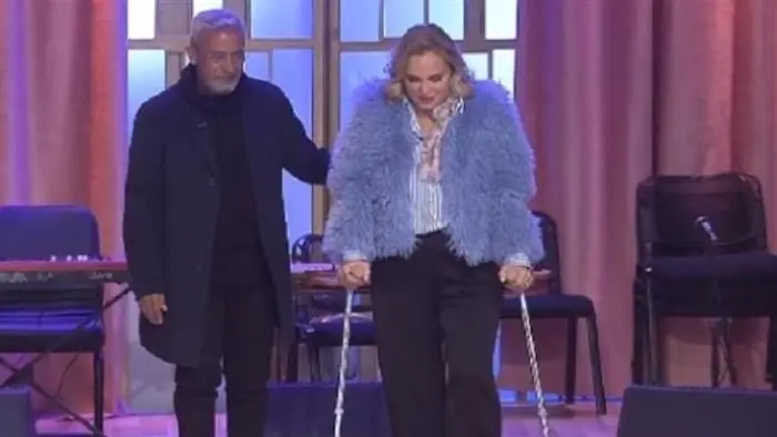 ظهرت بالعكاز.. ما هي إصابة شيرين رضا؟